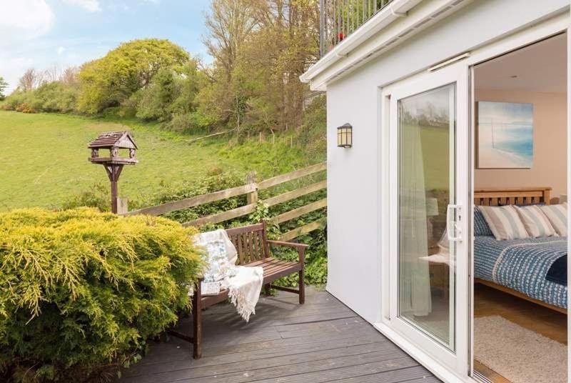 Cosy Beachfront Retreat With Stunning Sea Views & Free Access To A Local Indoor Pool Talland Exterior photo