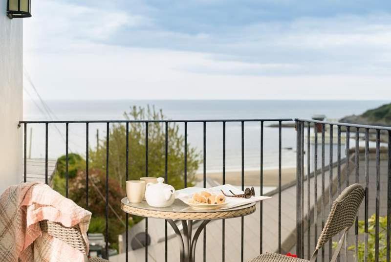 Cosy Beachfront Retreat With Stunning Sea Views & Free Access To A Local Indoor Pool Talland Exterior photo