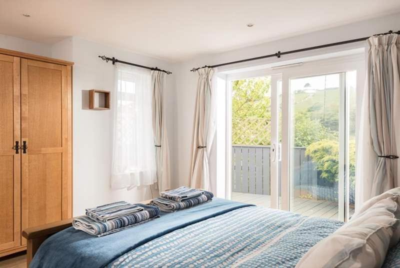 Cosy Beachfront Retreat With Stunning Sea Views & Free Access To A Local Indoor Pool Talland Exterior photo