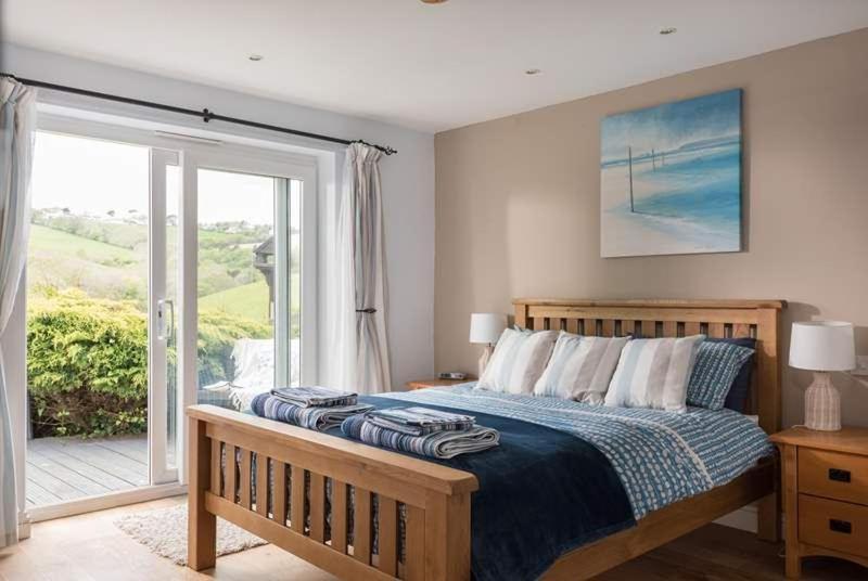 Cosy Beachfront Retreat With Stunning Sea Views & Free Access To A Local Indoor Pool Talland Exterior photo