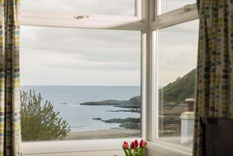 Cosy Beachfront Retreat With Stunning Sea Views & Free Access To A Local Indoor Pool Talland Exterior photo
