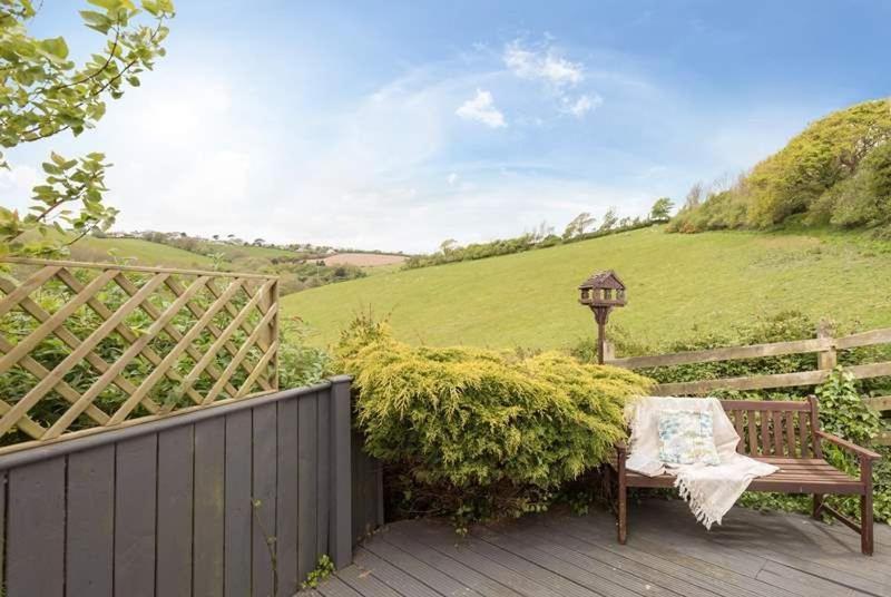 Cosy Beachfront Retreat With Stunning Sea Views & Free Access To A Local Indoor Pool Talland Exterior photo