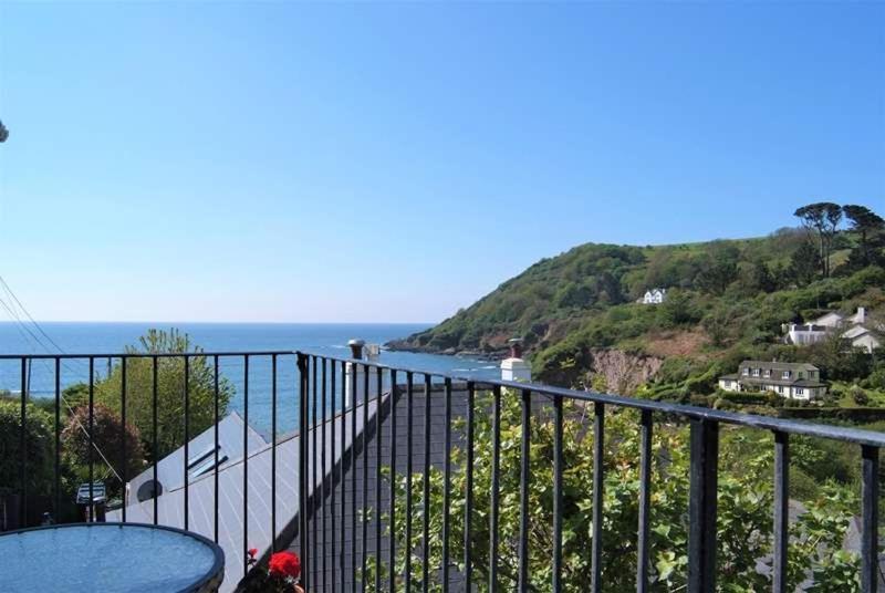 Cosy Beachfront Retreat With Stunning Sea Views & Free Access To A Local Indoor Pool Talland Exterior photo
