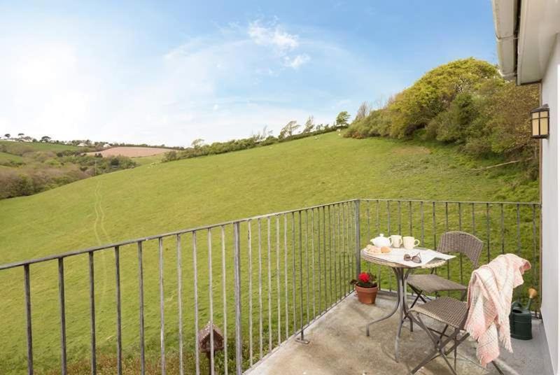 Cosy Beachfront Retreat With Stunning Sea Views & Free Access To A Local Indoor Pool Talland Exterior photo