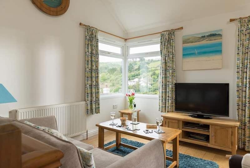 Cosy Beachfront Retreat With Stunning Sea Views & Free Access To A Local Indoor Pool Talland Exterior photo